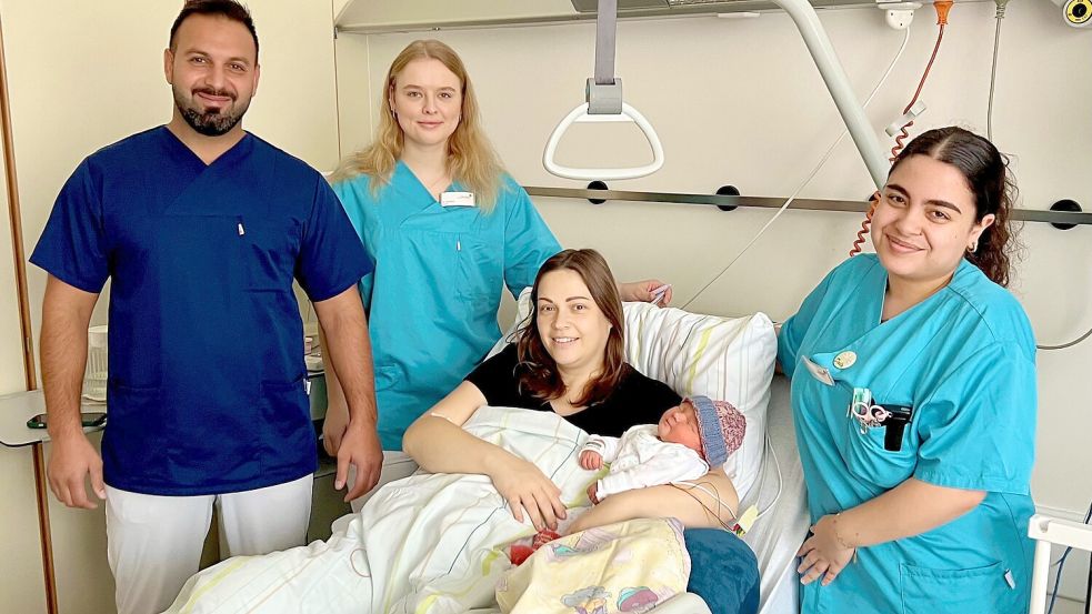 500. Geburt im Marien Hospital Papenburg Aschendorf: Husam Shamia, Oberarzt Gynäkologie und Geburtshilfe, Michaela Schepers, Hebamme, und Dala El-Marouk, Pflegefachkraft, freuen sich gemeinsam mit Stefanie Spekker über Tochter Sanna. Foto: Marien-Hospital Papenburg-Aschendorf