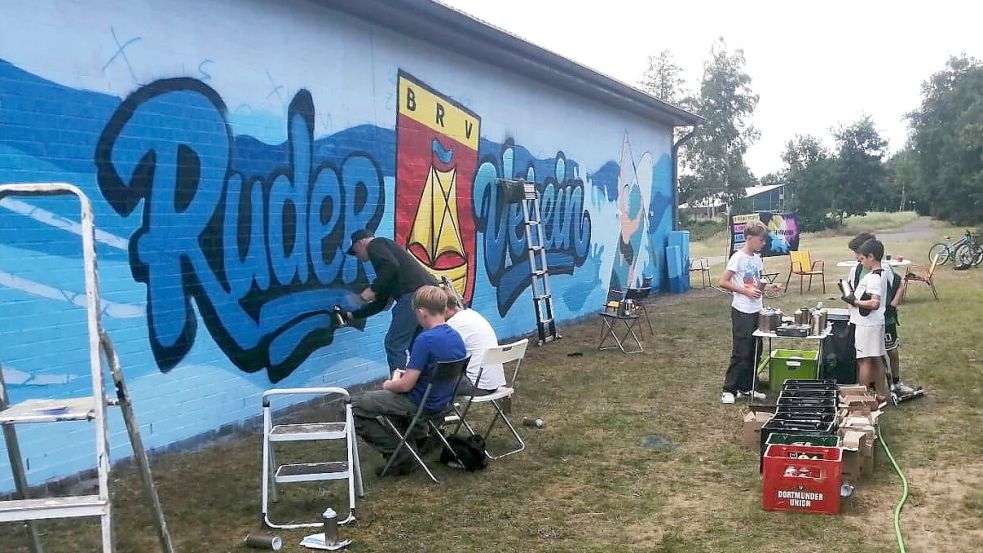 Im Sommer 2025 gestalteten Jugendliche beim „Graffiti Jugend Projekt“ in Barßel die Außenwand des Rudervereins farbenfroh. Archivfoto: Hans Passmann