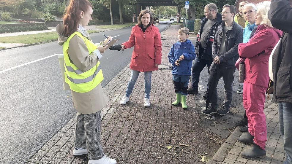 Teilnehmende der Begehung diskutieren vor Ort in Völlenerfehn über Verbesserungen für den Fußverkehr. Foto: Gemeinde Westoverledingen/Beening