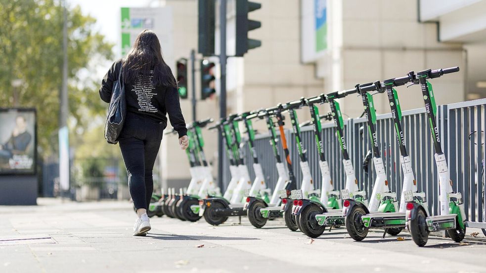 E-Scooter sind in vielen deutschen Städten allgegenwärtig, so wie hier in Köln. Foto: imago/Christoph Hardt