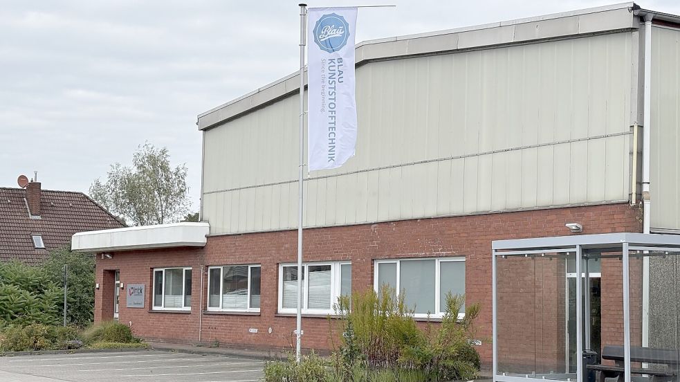 Die Fahne des neuen Unternehmens hängt bereits vor dem Standort von LMB Kunststofftechnik in Loga. Foto: Jonas Bothe