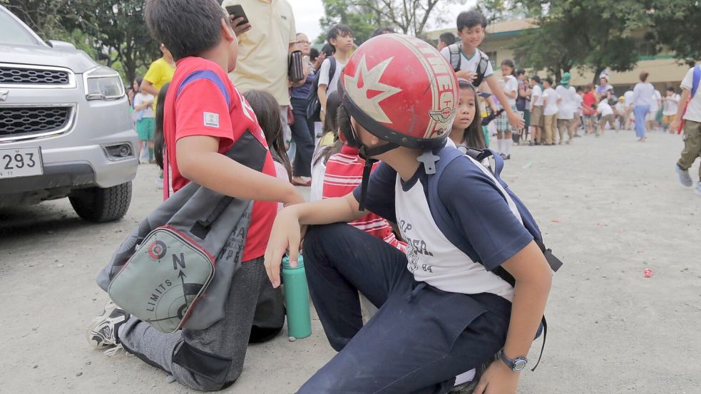 Viele Menschen, darunter auch zahlreiche Schüler, gerieten in Panik. Foto: Manman Dejeto/AP/dpa