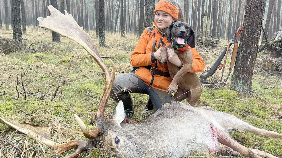 Teresa Michalewski arbeitet ehrenamtlich als Nachsucherin. Dieser Hirsch wurde zuerst von einem Auto und dann von einem Streifschuss verwundet. Schließlich erlegte ihn die 31-Jährige. Foto: privat