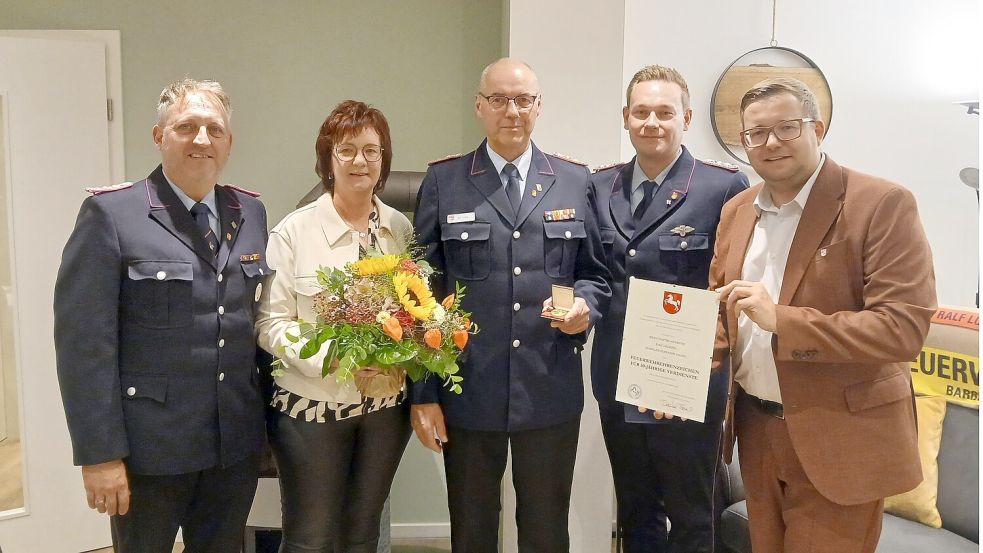 Das Foto zur Ehrung zeigt (von links) Stefan Vocks, Monika Lücking, Ralf Lücking, Johannes Meiners-Hagen und Nils Anhuth. Foto: Hans Passmann
