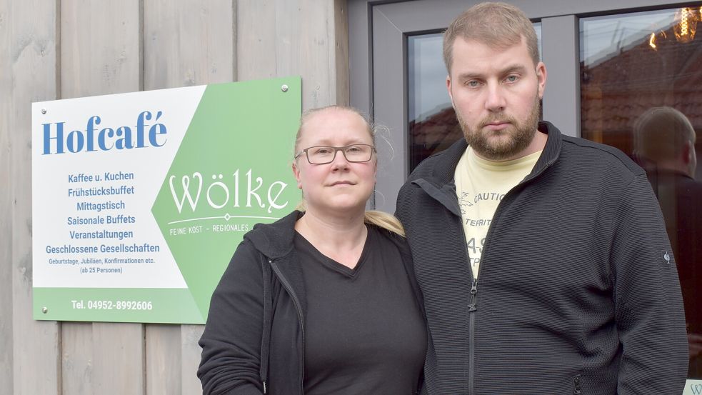 Janna Wölke vom gleichnamigen Hofcafé in Ostrhauderfehn mit ihrem Ehemann Oliver Bruns. Die beiden sind enttäuscht von einem säumigen Kunden.