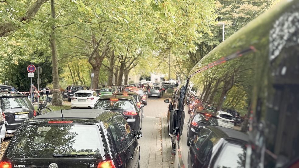 Wenn die Straßen in der Osnabrücker Wüste so voll sind, ist klar: Es ist wieder Flohmarkt im Moskaubad. Foto: Denise Matthey