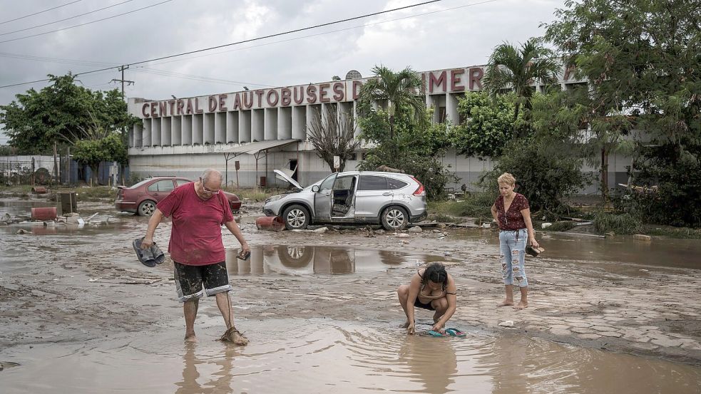 Nach den Unwettern steigt die Zahl der Toten immer weiter. Foto: Felix Marquez/AP/dpa
