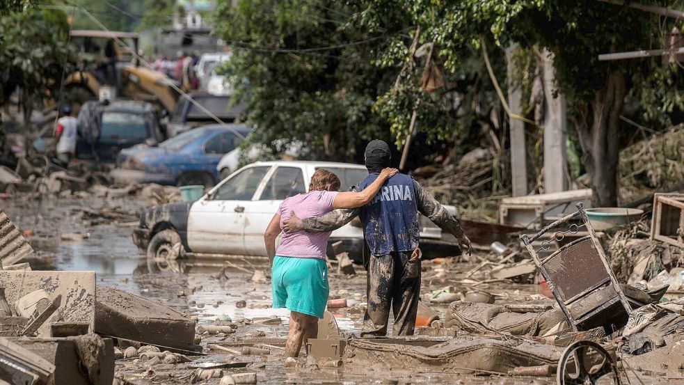Überschwemmungen und Erdrutsche haben vielen Straßen unpassierbar gemacht. Foto: Felix Marquez/AP/dpa