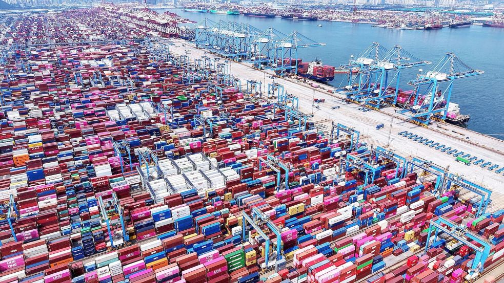 Chinas Wirtschaft setzt für Wachstum auf Exporte. (Symbolbild) Foto: Uncredited/CHINATOPIX via AP/dpa