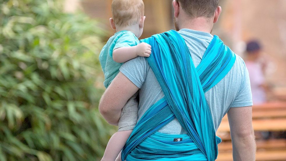 Können junge Väter in Deutschland künftig einfacher Vaterschaftsurlaub nehmen? Foto: dpa/Monika Skolimowska