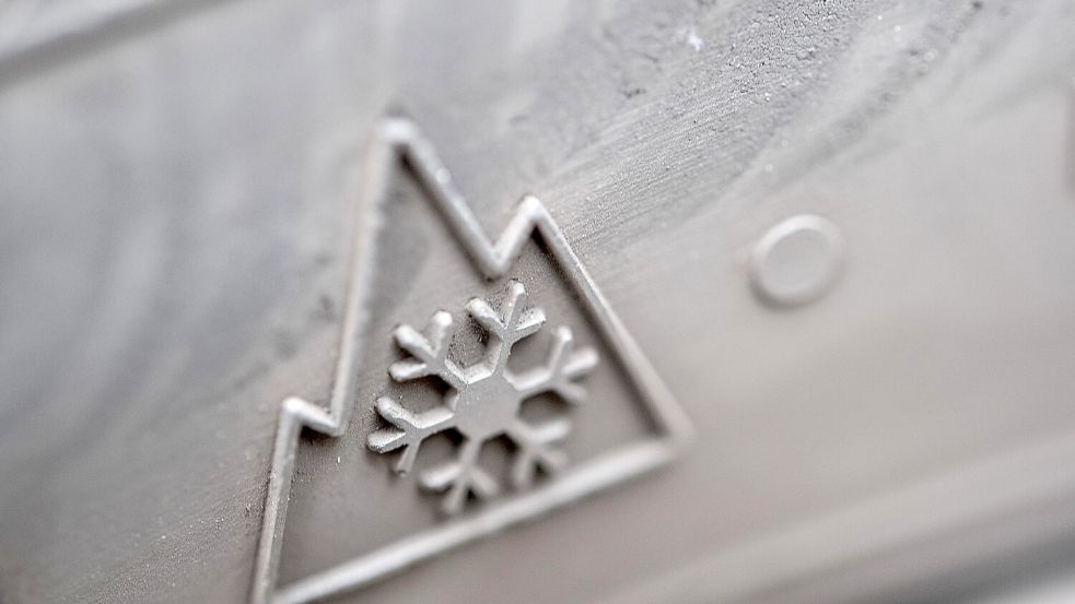 Nur noch Winterreifen mit dem Alpine-Symbol gelten als Winterreifen. Foto: Robert Günther/dpa