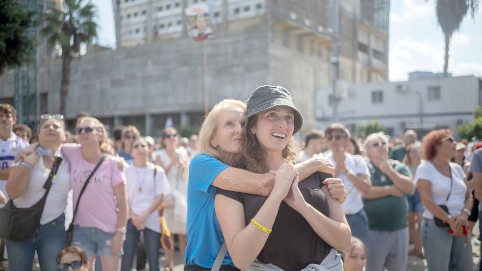 Auf dem „Platz der Geiseln“ wurde die Freilassung gefeiert. Foto: Ilia Yefimovich/dpa