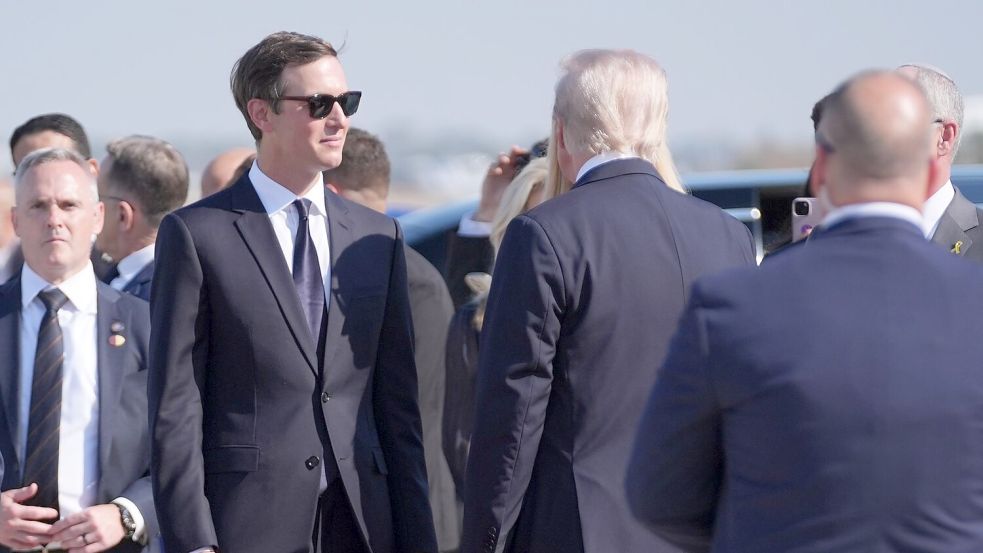 US-Präsident Donald Trump wird von seinem Schwiegersohn Jared Kushner begrüßt. Foto: Evan Vucci/AP/dpa