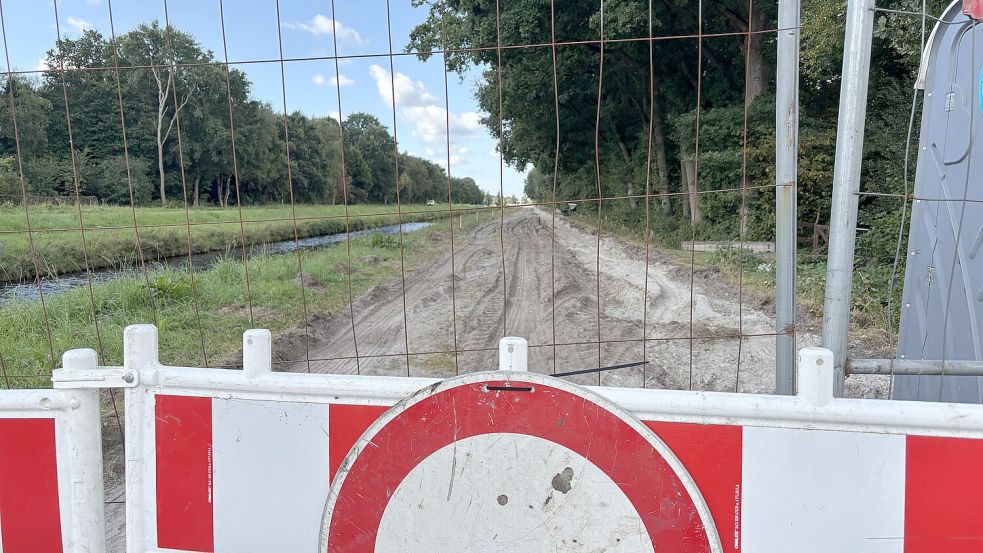 So sah die Uferstraße am Nordgeorgsfehnkanal noch Ende August aus. Foto: Lars Löschen/Archiv