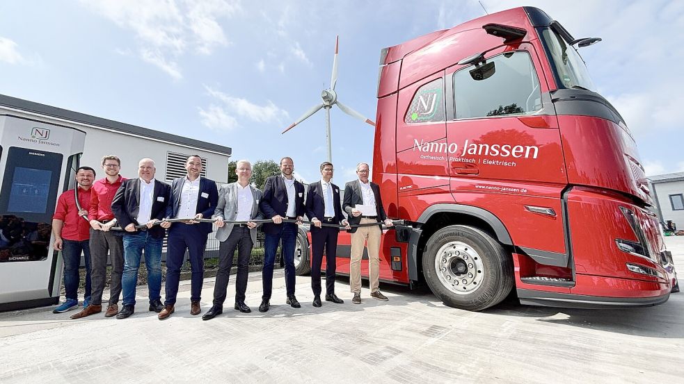 Im Juni wurde bei der Spedition Nanno Janssen in Leer ein Ladepark eröffnet. Bei der Einweihung waren auch Vertreter aus der Politik vor Ort. Foto: Klaus Ortgies/Archiv
