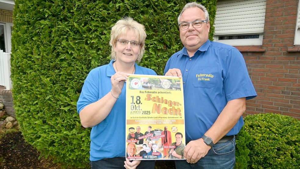 Das Internetradio „Fehnradio“ feiert in diesem Jahr sein 15-jähriges Bestehen mit einer Schlagernacht für den guten Zweck. Die Veranstaltung findet am 18. Oktober bei Schulte-Lind in Papenburg statt. Die Vereinsmitglieder Silke Poelmann (links) und der Vereinsvorsitzende von Fehnradio, Frank Sonntag (rechts) hoffen auf möglichst viele Besucher. Foto: Holger Weers