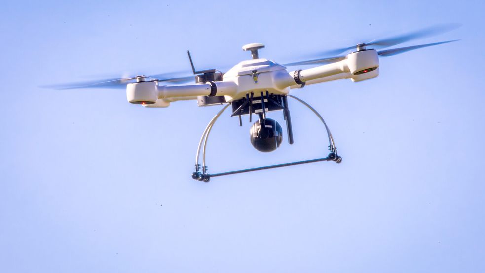 Dänemarks Verteidiungsminister stuft mehrere gleichzeitige Drohnenflüge über vier Flugplätzen als hybriden Angriff ein. Foto: dpa