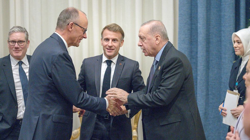 Bundeskanzler Friedrich Merz (2. von links) steht gegenüber von Recep Tayyip Erdogan (rechts) und neben Emmanuel Macron (3. von links), sowie Keir Starmer (links) vor einem multilateralen Gespräch beim Gaza-Gipfel in Ägypten am 13.10.2025. Foto: dpa/Michael Kappeler