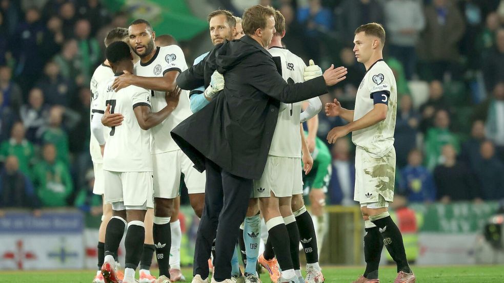 Bundestrainer Julian Nagelsmann gratuliert seinen Spielern nach dem Schlusspfiff auf dem Platz. Foto: Christian Charisius