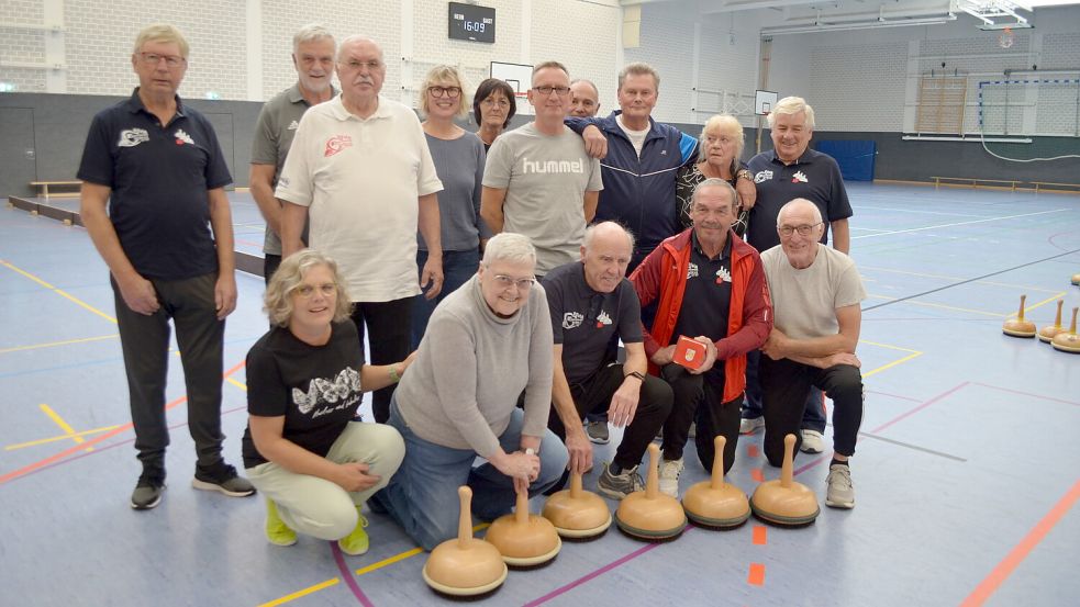 Sie lassen jeden Donnerstag die hölzernen Bossel durch die Sporthalle der IGS Barßel gleiten, die Hallenbossler des Barßeler Reha-Sportvereins: (vorne, von links) Kerstin Grambart, Gabi Schmithuysen, Obmann Gerhard Winkelmann, Lothar Fahl und Rolf Kunert, (mittlere Reihe) Aloys Wallschlag, Hartmut Schmithuysen, Achim Grambart, Peter und Brigitte Anders, Hans-Peter Laus sowie (hintere Reihe) Klaus Stratmann, Manuela Lohmann, Regina Westrup und Kai Lohmann. Foto: Astrid Fertig