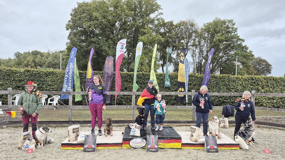 Marion Baumann (links auf dem Foto) vom IRJGV Ostrhauderfehn erreichte mit ihrer Hündin Sheila den vierten Platz in der Wertung der Maxis. Die weiteren Platzierungen: 1. Jasmin Jankowski mit Percy, 2. Katharina Sczesny mit Afro, 3. Simone Aulich mit Connor, 5. Melanie Voss mit Bella. Foto: Andrea Groen