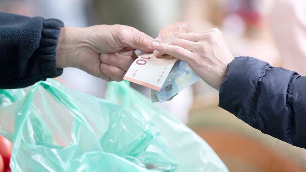 Je höher die Inflationsrate, umso weniger können sich die Menschen für einen Euro leisten. (Archivbild) Foto: Sebastian Kahnert