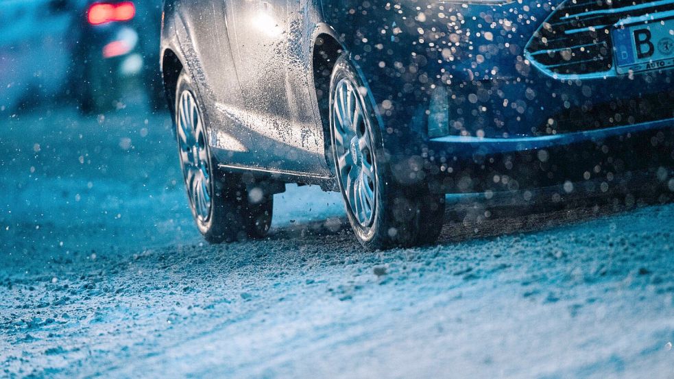 Der Deutsche Automobilclub kommt nach einem Winterreifen-Test zu einem ernüchternden Ergebnis. Elf Modelle fallen glatt durch. Foto: dpa/Zacharie Scheurer