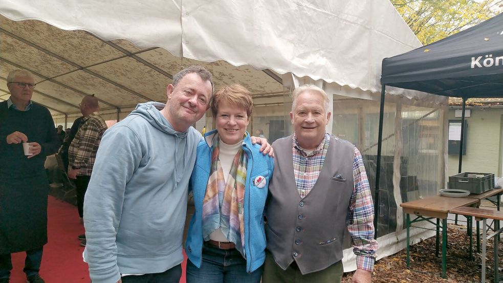 Die Organisatoren von „Essen im Abseits“: Büdchen-Inhaber Michael Werner, Vorsitzende der Bürgerstiftung Osnabrück Ulrike Burghardt und Initiator Thomas Schenk. Foto: Julian Blome