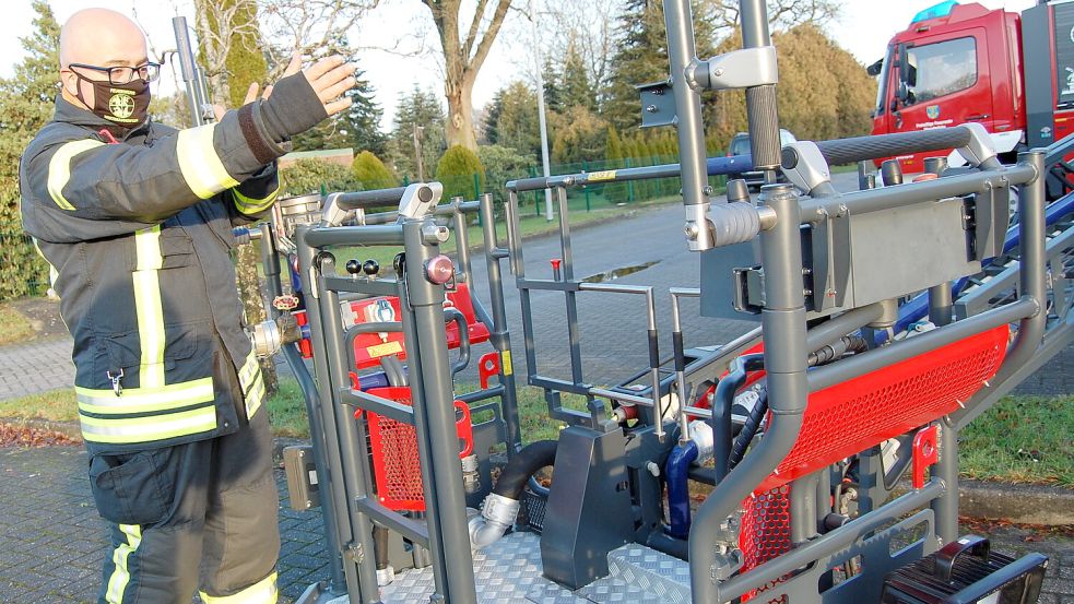 2020 nahm die Feuerwehr Westrhauderfehn eine neue Drehleiter in Betrieb. Jetzt muss ein Löschfahrzeug ersetzt werden. Foto: Archiv/Janßen