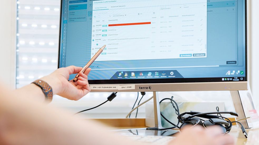 Ein Arzt ruft am Computer die elektronische Patientenakte auf – die digitale Gesundheitsakte soll Informationen bündeln und Behandlungen verbessern. Foto: dpa/Daniel Karmann