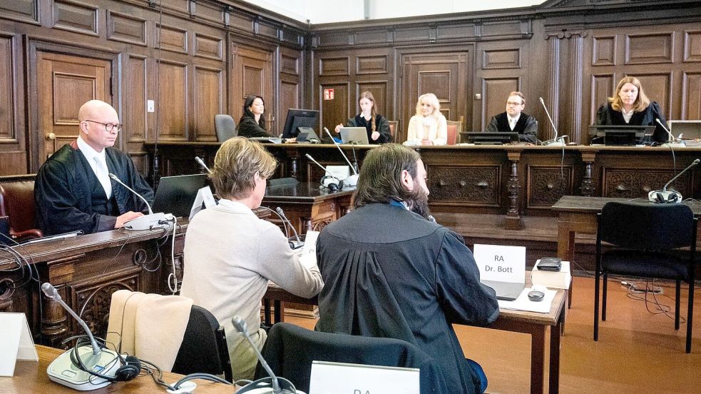 Der Prozess um die Angeklagte Block (M.l.) soll am Mittwoch in Hamburg fortgesetzt werden. (Archivbild) Foto: Daniel Bockwoldt