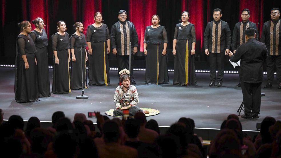 Mit einem Philippinischen Chor beginnt die Eröffnungsfeier. Foto: Arne Dedert