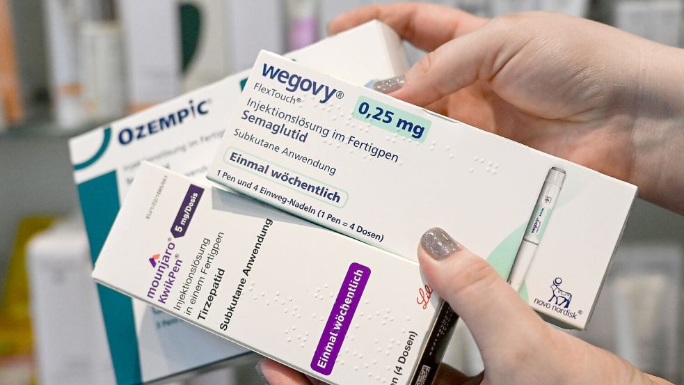 Das sind die gängigsten Abnehmspritzen auf dem Markt: Ozempic und Wegovy von Novo Nordisk und das noch wirksamere Mounjaro von Eli Lilly. Foto: Jens Kalaene/dpa