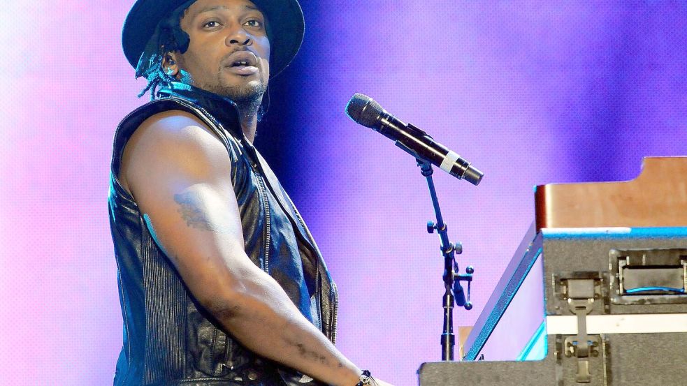 Der US-Musiker D’Angelo 2012 bei einem Auftritt in New Orleans. (Archivbild) Foto: Cheryl Gerber/Invision/AP/dpa