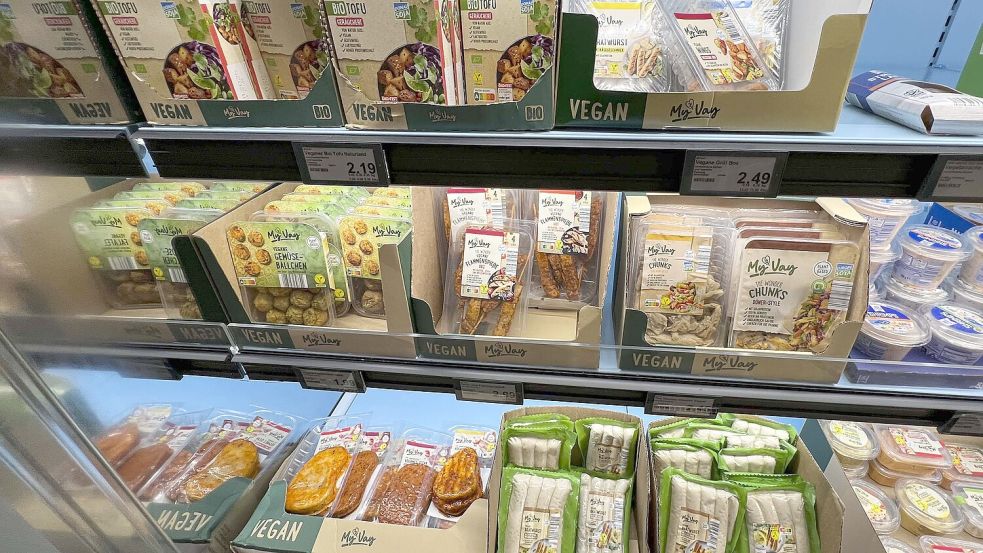 Immer mehr Menschen greifen zu veganen und vegetarischen Ersatzprodukten. Weil das EU-Parlament Begriffe wie „Veggie-Burger“ und „Veggie-Wurst“ gerne verbieten würde, sammelt das Internet alternative Namen. Foto: IMAGO/BREUEL-BILD