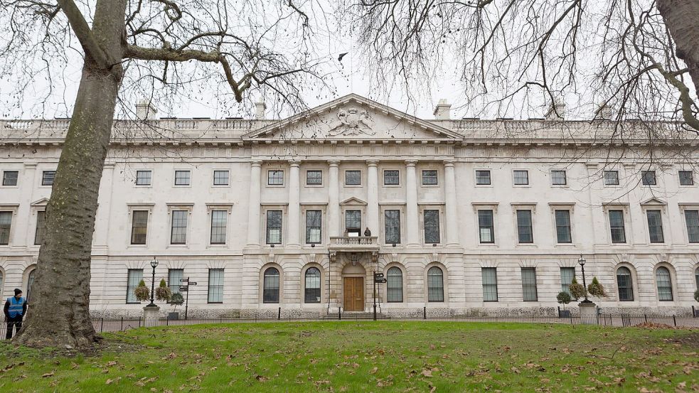 Das historische Gebäude „Royal Mint Court“ mit 2 Protestanten auf dem Balkon. Foto: imago stock&people