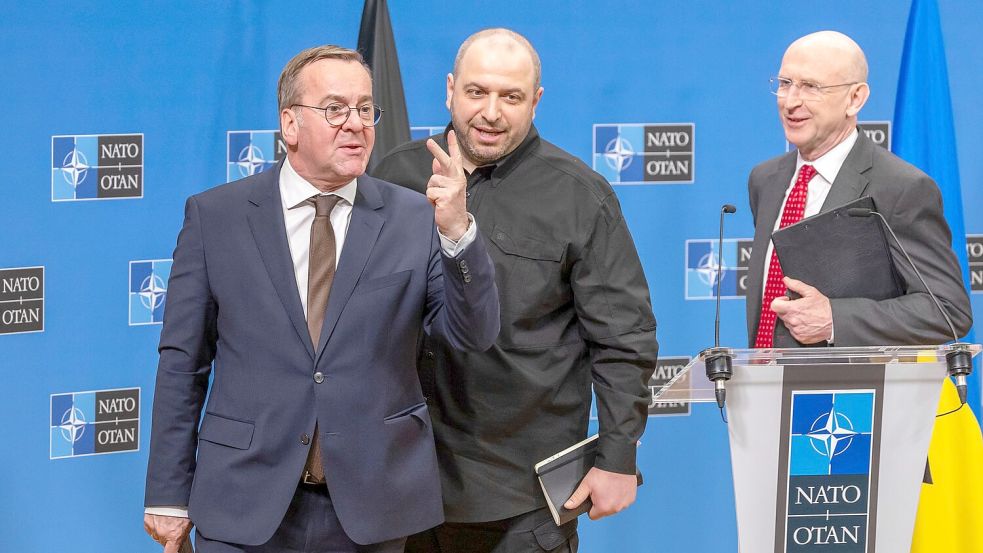 Bundesverteidigungsminister Boris Pistorius (l) und sein britischer Kollege John Healey (r) wollen weitere Unterstützung für die Ukraine organisieren. Hier sind sie mit dem früheren ukrainischen Verteidigungsminister Rustem Umjerow (m) zu sehen. (Archivbild) Foto: Geert Vanden Wijngaert/AP/dpa
