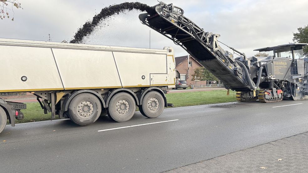Seit Montagmorgen wird die Hauptstraße in Ostrhauderfehn saniert. Foto: Dirk Hellmers
