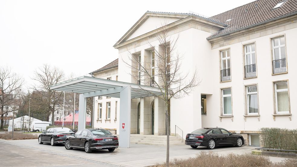 Vor der niedersächsischen Staatskanzlei parkt der Audi A8 des Ministerpräsidenten. Foto: dpa/ Julian Stratenschulte
