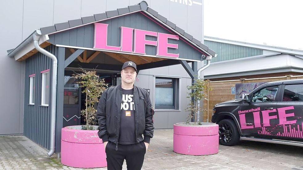 Jetzt auch mit Vordach: Daniel Knorr betreibt das Life seit 13 Jahren und seit einem Jahr als Großraumdisco. Foto: Friedrich Niemeyer