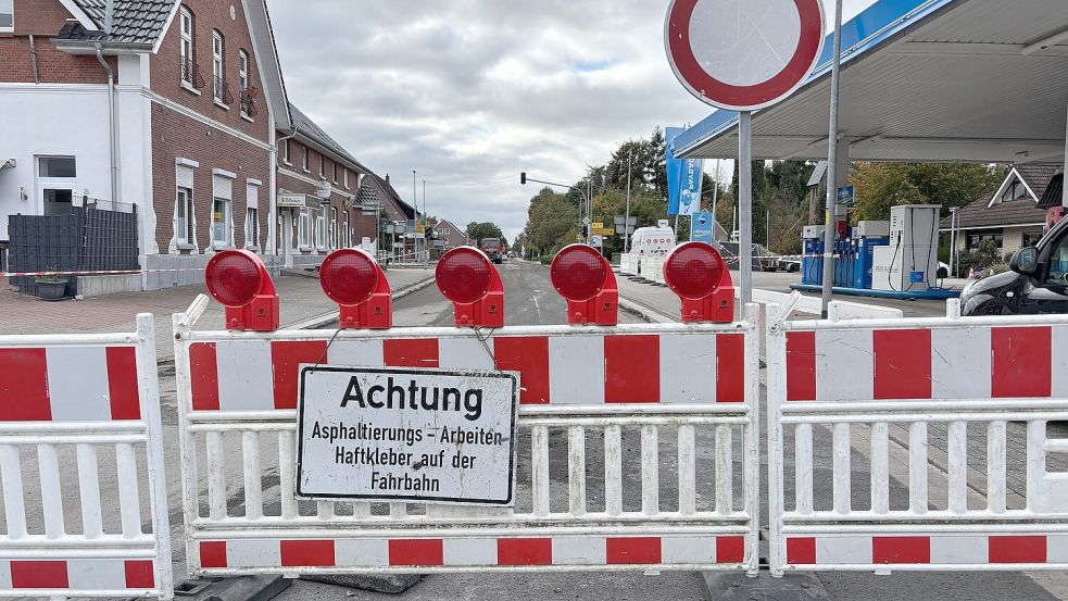 Die Hauptstraße in Ostrhauderfehn ist derzeit gesperrt. Foto: Dirk Hellmers