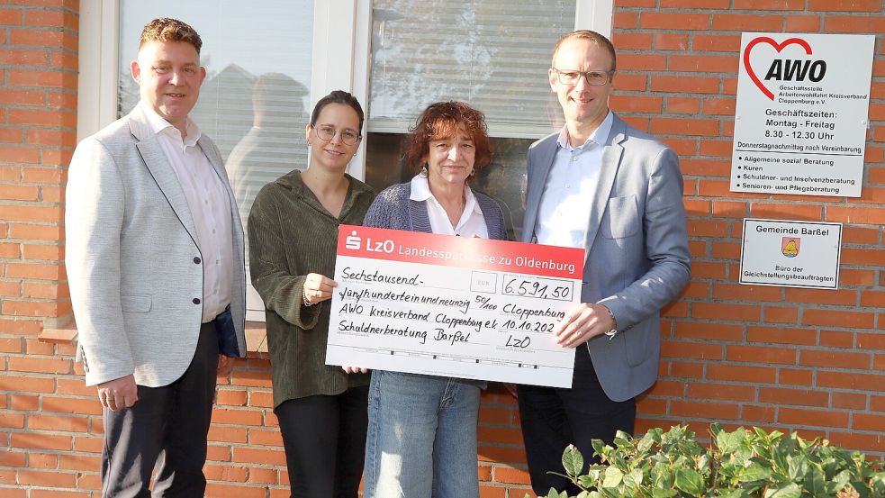 Spendenübergabe bei der AWO in Barßel (von links): Frank Naber, Stefanie Hupens, Brigitte Sibum und Volker Raker. Foto: Hans Passmann