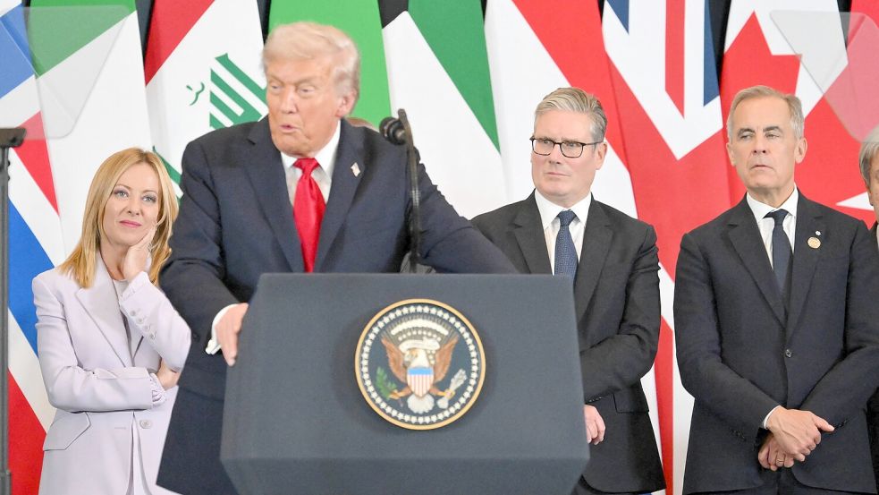 Unter anderem die italienische Ministerpräsidentin Giorgia Meloni (links) und der britische Premier Keir Starmer (2. v. r.) wurden beim Friedensgipfel zur Zielscheibe von Trump. Foto: IMAGO/Eliot Blondet/Pool/Bestimage