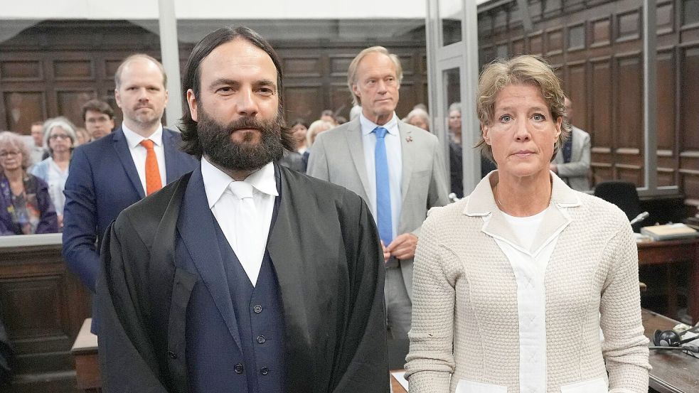 Christina Block, deutsche Gastronomin und Unternehmerin und ihr Verteidiger Ingo Bott stehen während des Prozesses wegen mutmaßlicher Kindesentführung im Gerichtssaal im Landgericht Hamburg. Foto: dpa/Marcus Brandt
