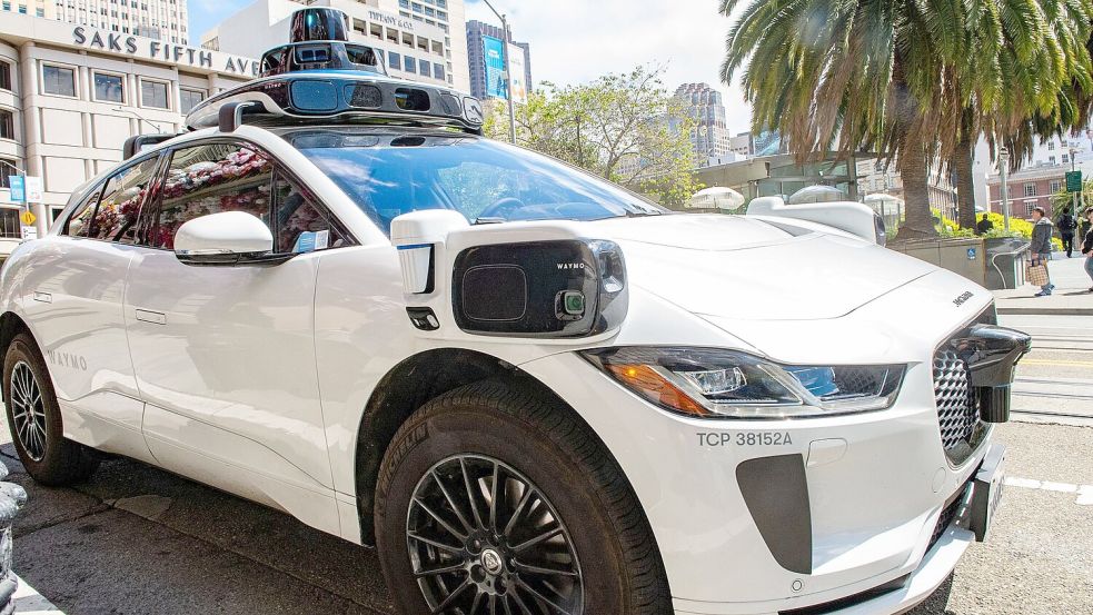 Waymo setzt aktuell umgebaute Elektroautos der britischen Marke Jaguar ein. (Archivbild) Foto: Andrej Sokolow