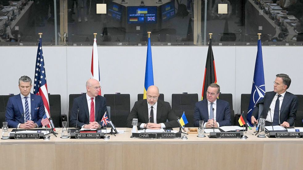 (Von links) US-Verteidigungsminister Pete Hegseth, der britische Verteidigungsminister John Healey, der ukrainische Premierminister Denys Schmyhal, der deutsche Verteidigungsminister Boris Pistorius und NATO-Generalsekretär Mark Rutte nehmen am Treffen der Ukraine Defense Contact Group teil. Foto: afp/NICOLAS TUCAT