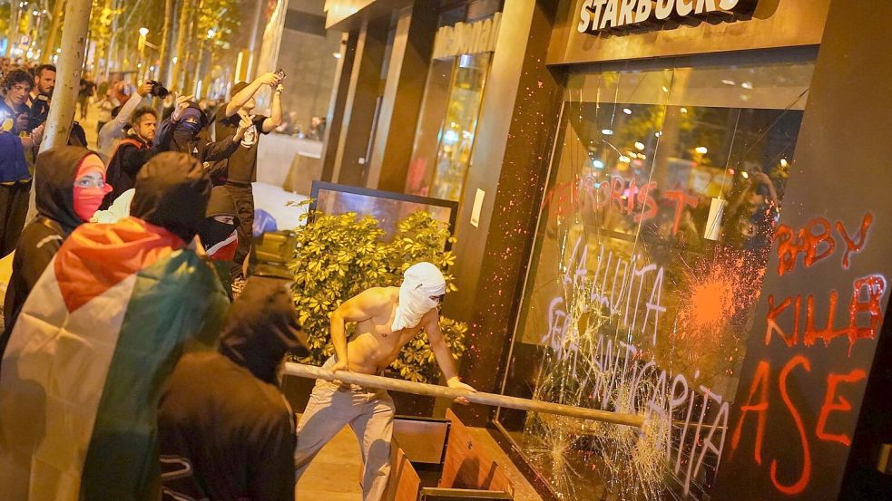 Demonstranten in Barcelona griffen Geschäfte und Restaurants an, denen sie eine Unterstützung Israels vorwerfen. Foto: Bernat Armangue/AP/dpa