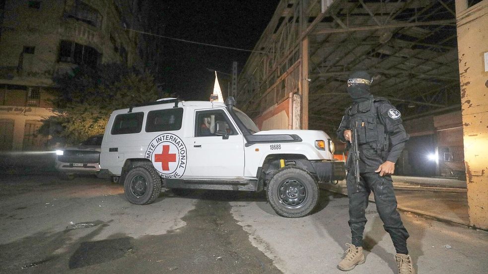 Die Hamas händigte die sterblichen Überreste zweier weiterer getöteter Geiseln an das Rote Kreuz aus. (Archivbild) Foto: Yousef Al Zanoun/AP/dpa