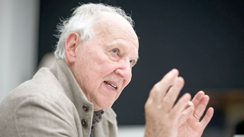 Dass er kein Smartphone besitze, will Werner Herzog (83) nicht als Statement missverstanden wissen - altmodisch und gegen Technik sei er keineswegs. Foto: Henning Kaiser