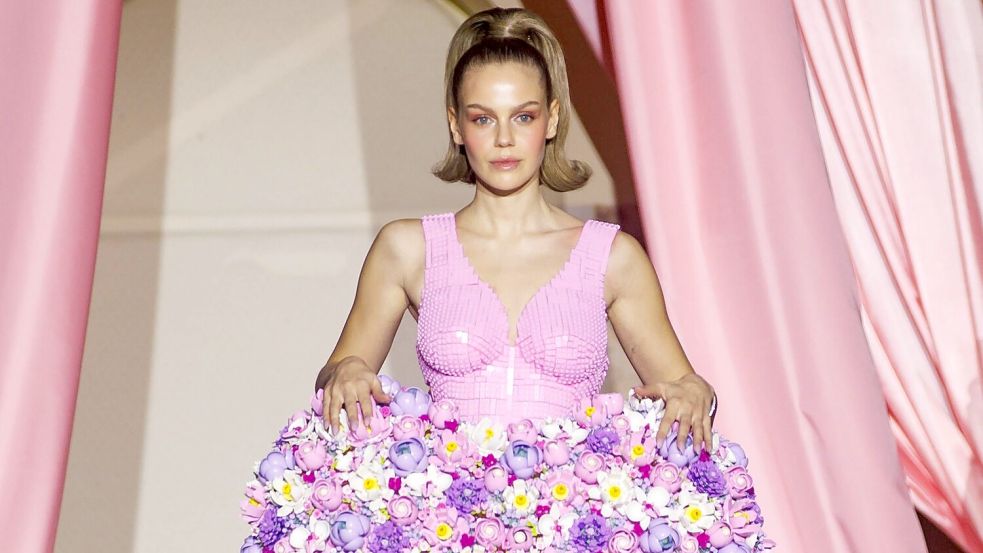 Laura „Abla“ Schmitt bei ihrem Auftritt im Februar 2025 auf der Berliner Modewoche. Foto: Kochan/Eventpress/Imago Images